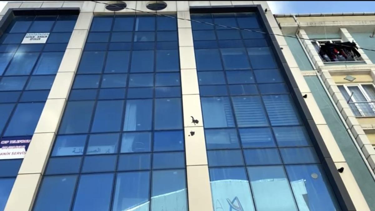 (&Ouml;zel) Esenyurt&rsquo;ta apartman dairesindeki ka&ccedil;ak hastaneye baskın