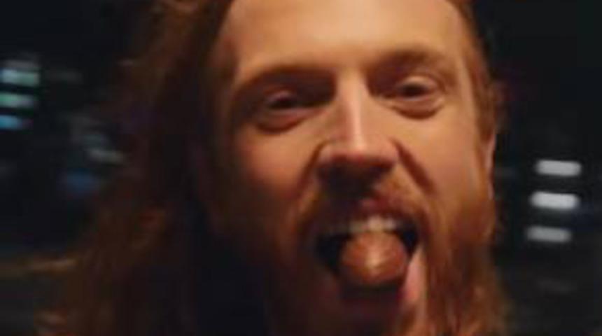 İki erkeğin öpüştüğü reklama tepki yağdı!