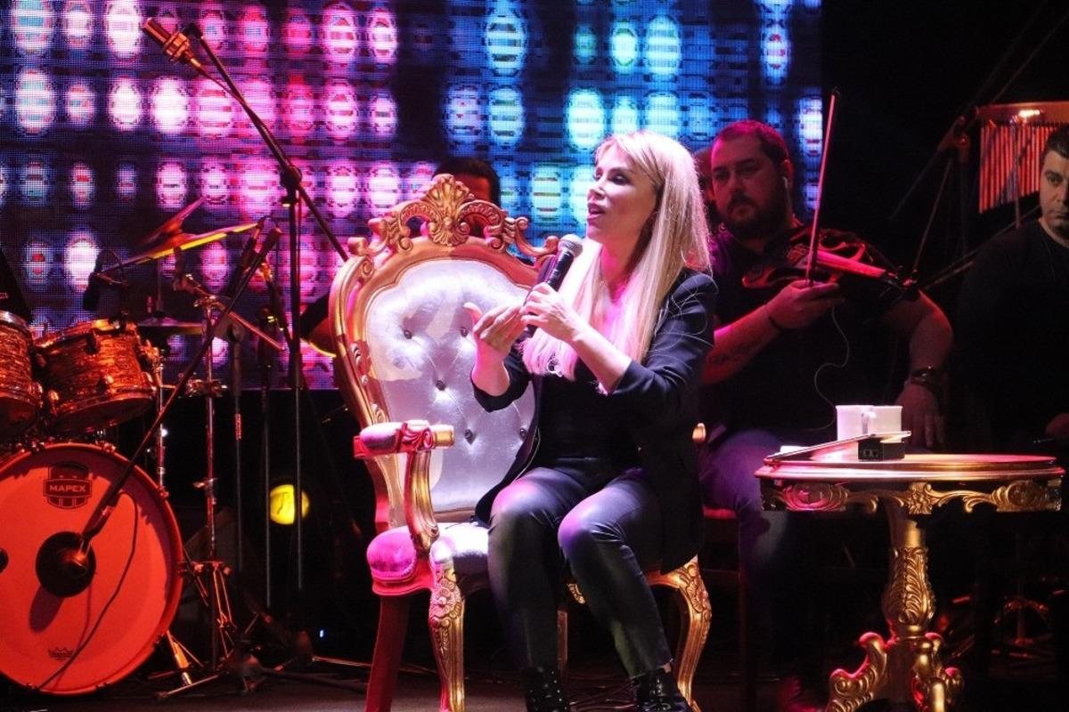 Sahneden inmek bilmediler