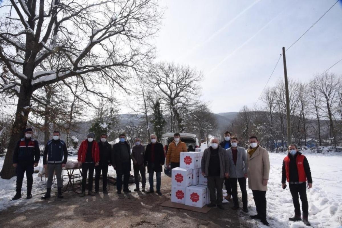 Belediyeden karantinada olan Elmabah&ccedil;e k&ouml;y&uuml;ne gıda ve maske yardımı
