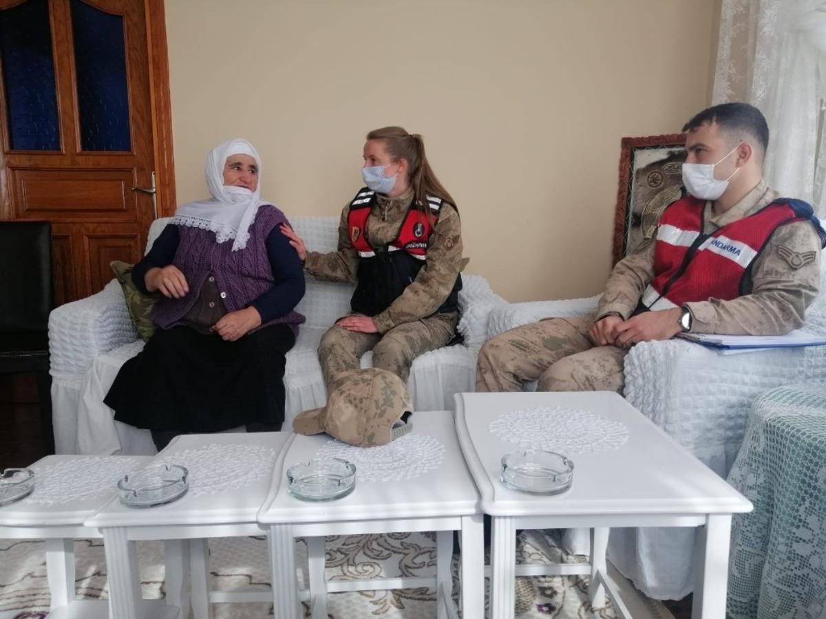 Kars&rsquo;ta jandarma yaşlıları unutmadı