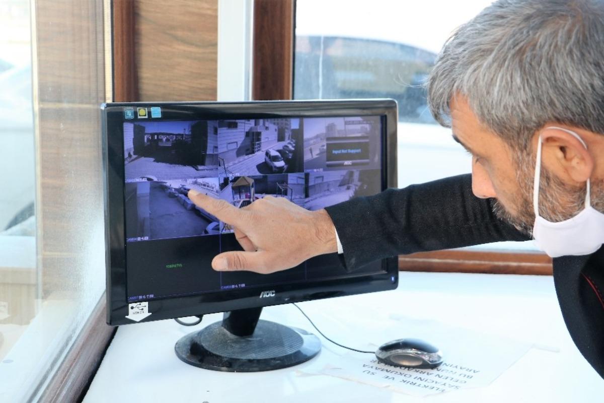 Park halindeki otomobile &ccedil;arpıp ka&ccedil;tı