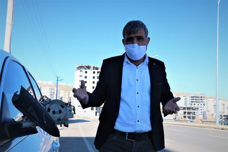 Park halindeki otomobile çarpıp kaçtı G3