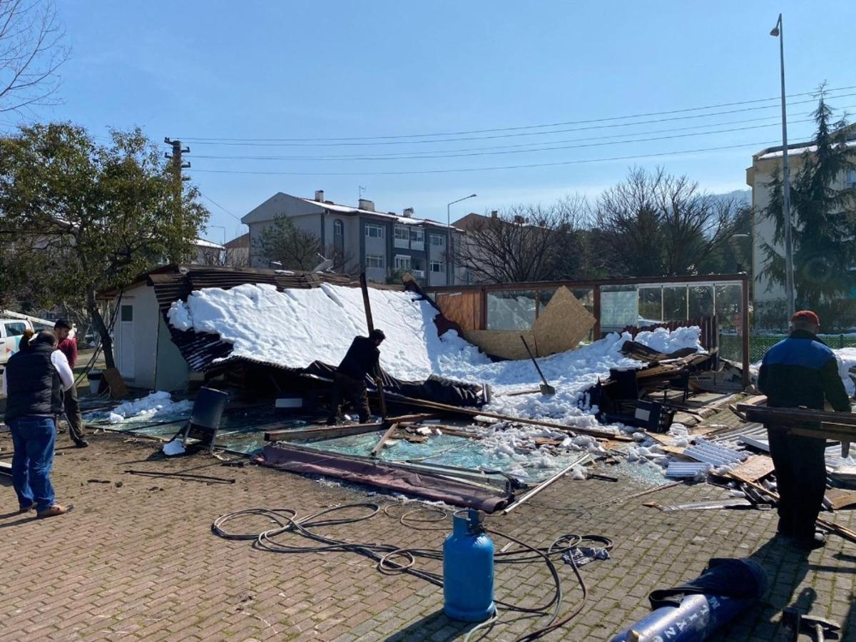 Karın ağırlığına dayanamayan kafe &ccedil;&ouml;kt&uuml;