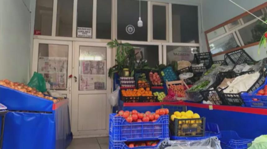 Şaşkına çeviren görüntü! Dışı manav içi kahvehane