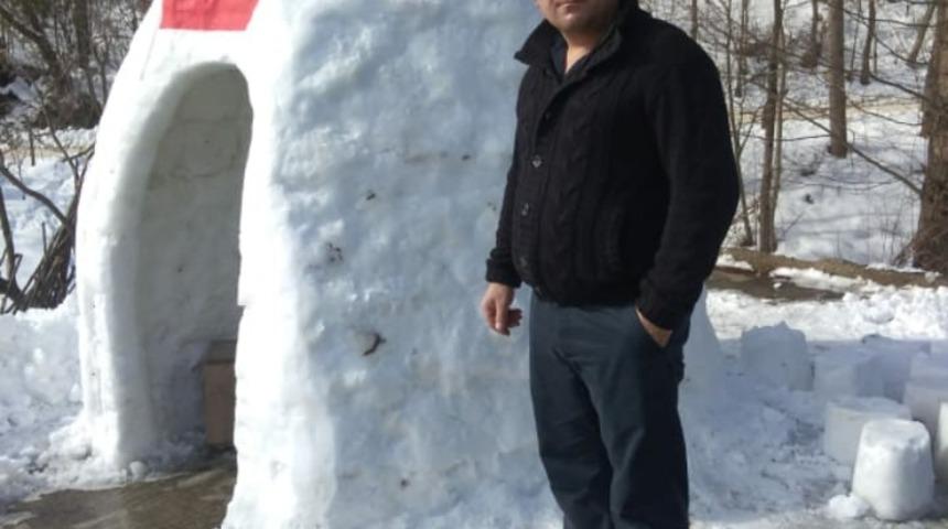 K&ouml;y&uuml;ne yapacağı fırının provasını kardan yaptı