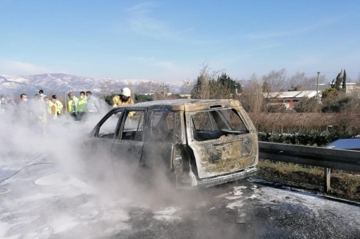 L&uuml;ks ara&ccedil; seyir halindeyken alev alev yandı