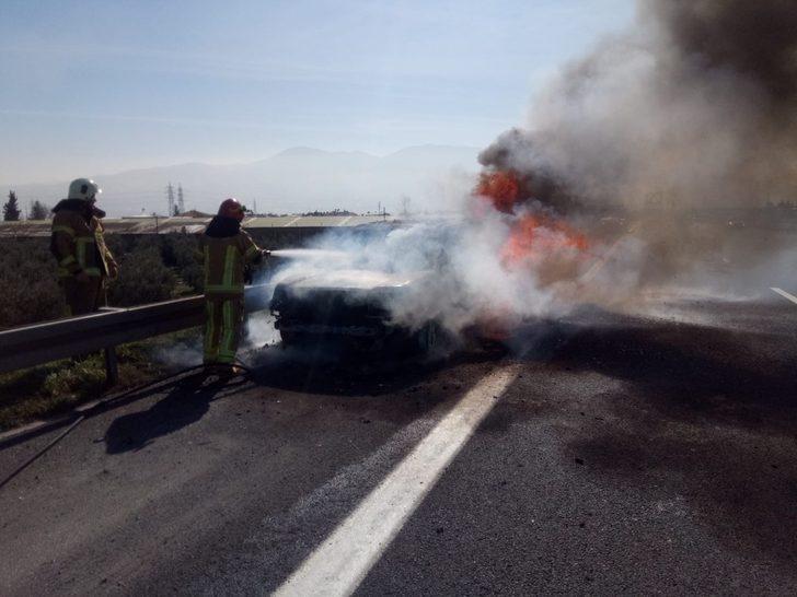 Lüks araç seyir halindeyken alev alev yandı G3