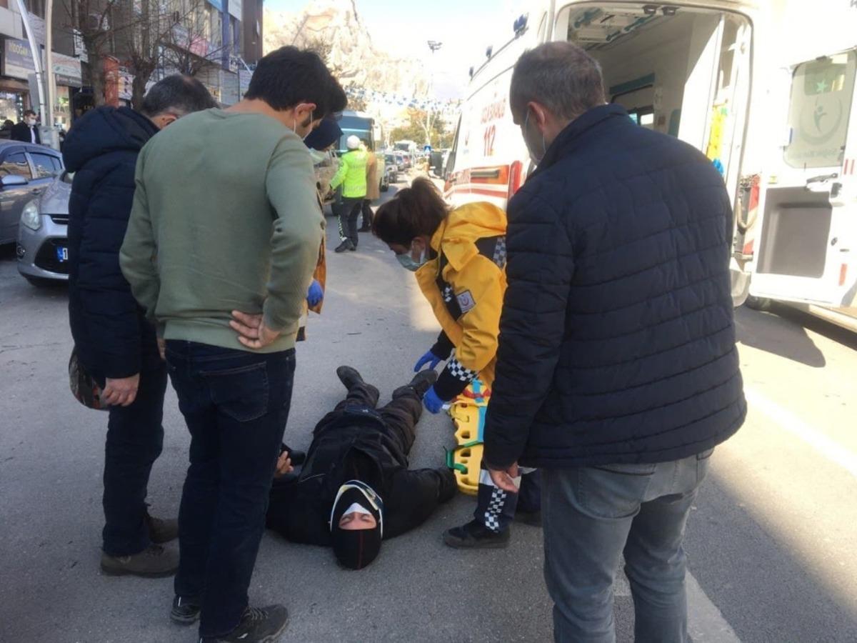 Kamyonete &ccedil;arpan kurye yaralandı