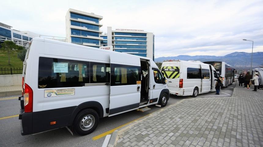 S Plakalı ara&ccedil;lar ile sağlık &ccedil;alışanlarını &uuml;cretsiz taşınıyor