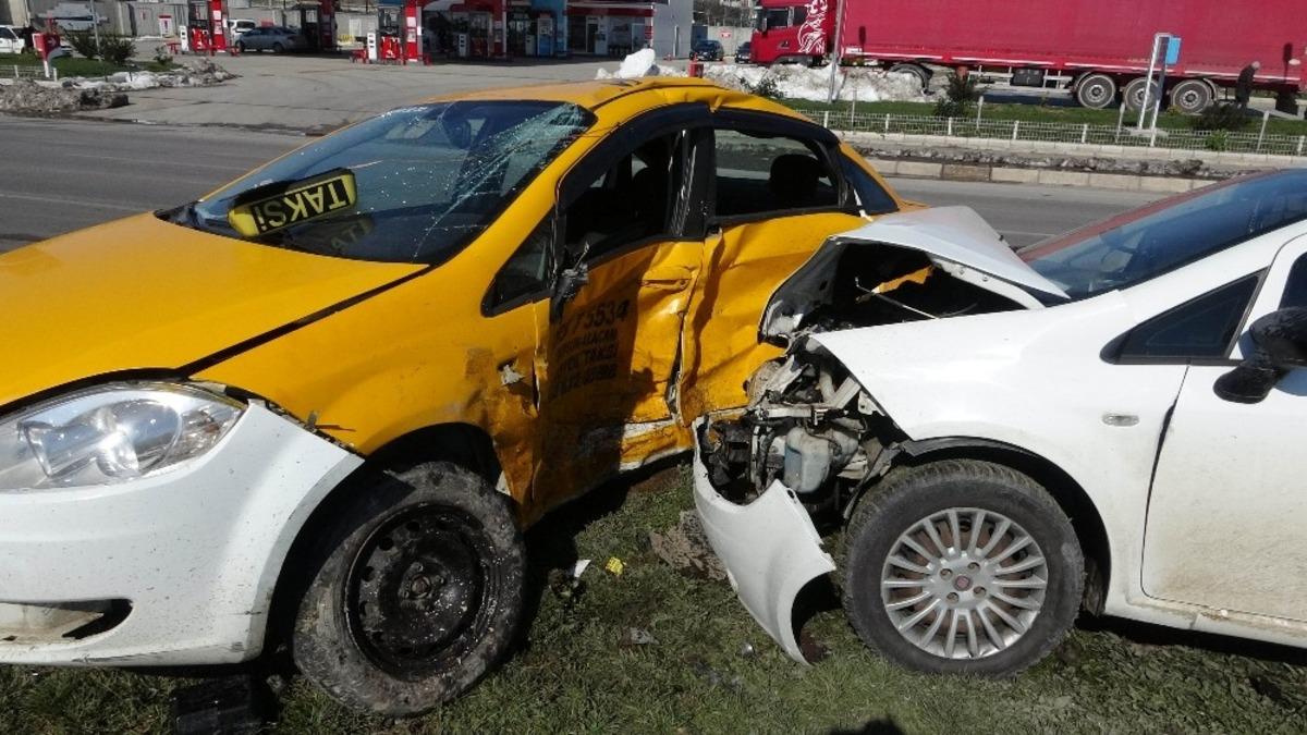 G&uuml;venlik kamerası tarafından kaydedilen kazada 1 kişi &ouml;ld&uuml;, 2 kişi yaralandı