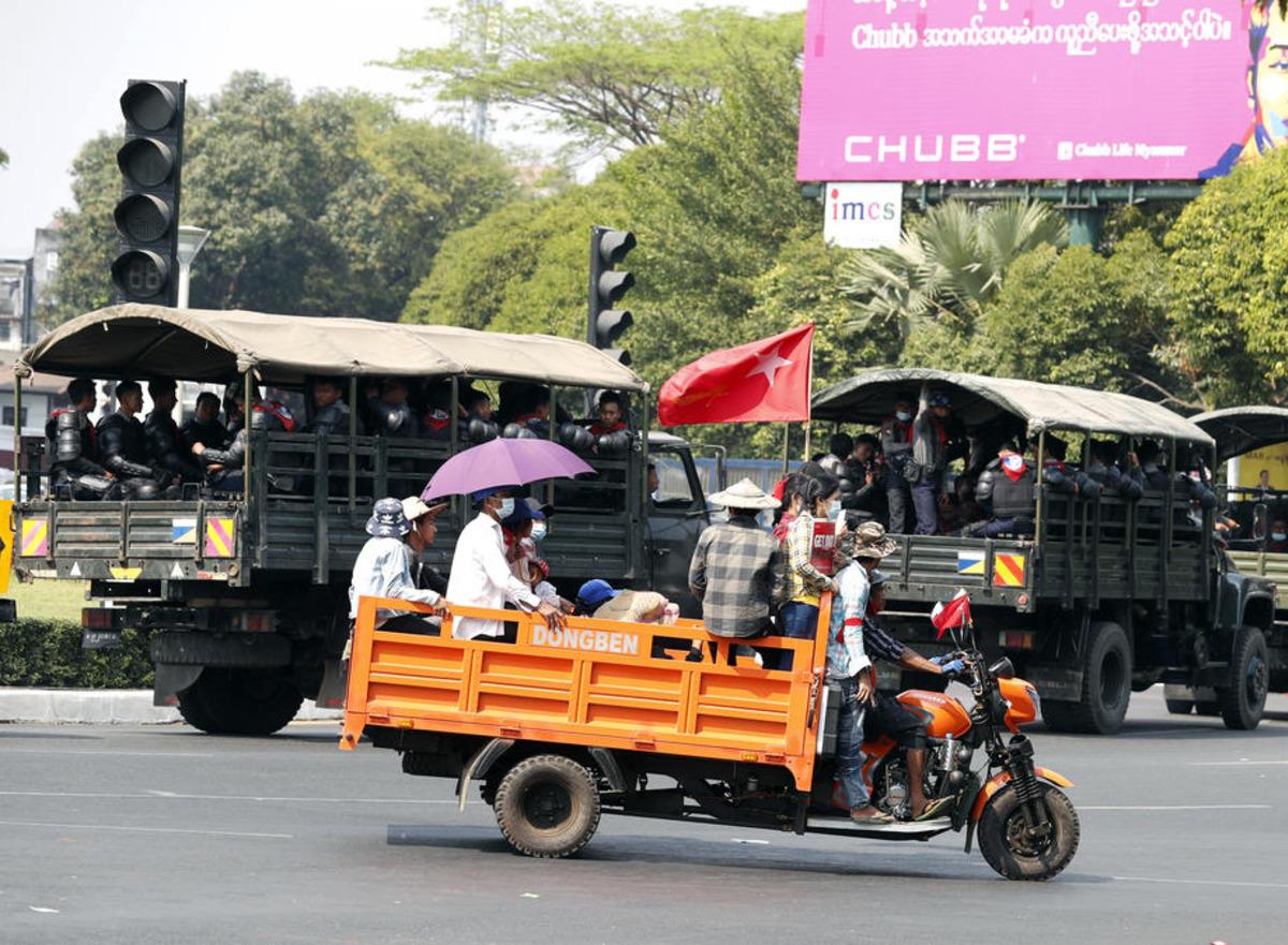 Myanmar&rsquo;da binlerce darbe karşıtı yeniden sokaklarda