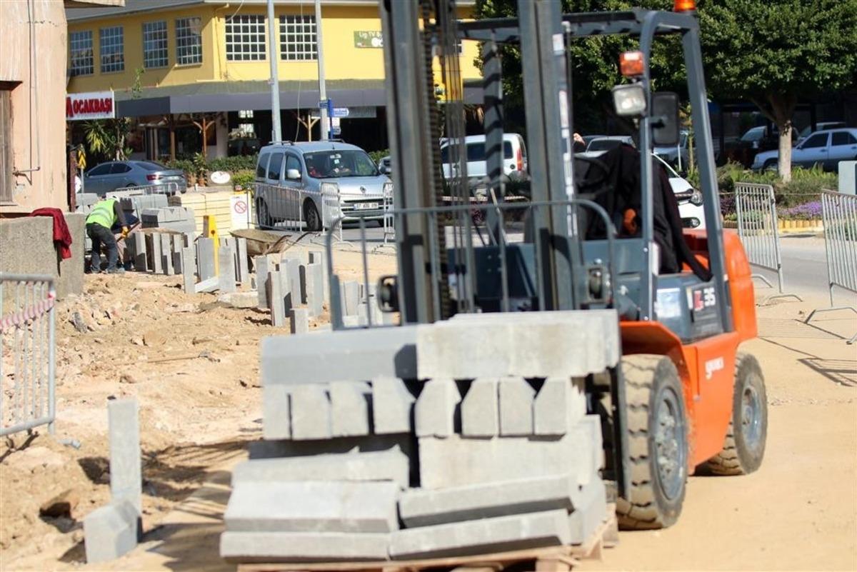 Alanya&rsquo;da prestij caddeleri i&ccedil;in kazmalar vuruldu