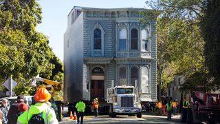 ABD’de 139 yıllık ev 800 metre uzağa taşındı