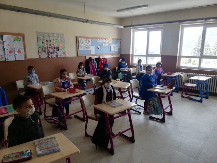 Kula Kaymakamı Duru’dan mahalle ve okul ziyaretleri G4