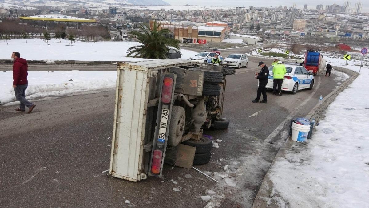 Samsun&rsquo;da buzdan kayan kamyonet devrildi: 3 yaralı