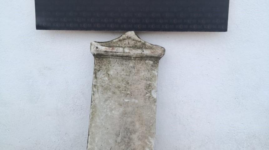 &Ccedil;anakkale&rsquo;de milatta &ouml;nce 1. y&uuml;zyıla ait mezar steli ele ge&ccedil;irildi