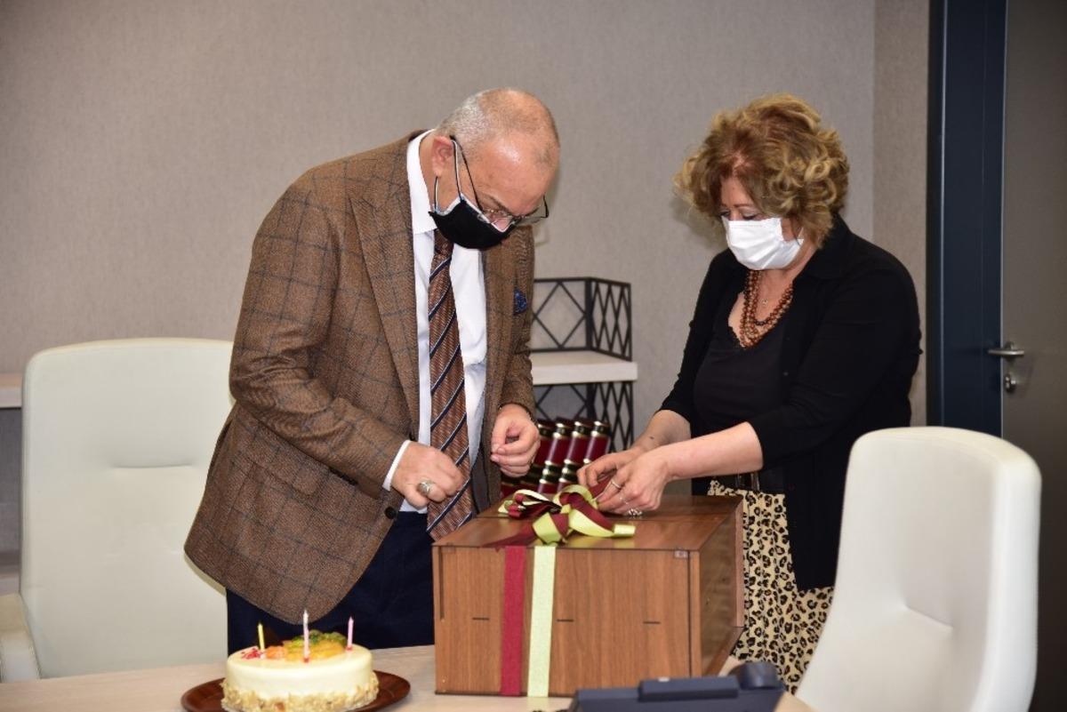 Başkan Erg&uuml;n&rsquo;e s&uuml;rpriz doğum g&uuml;n&uuml;