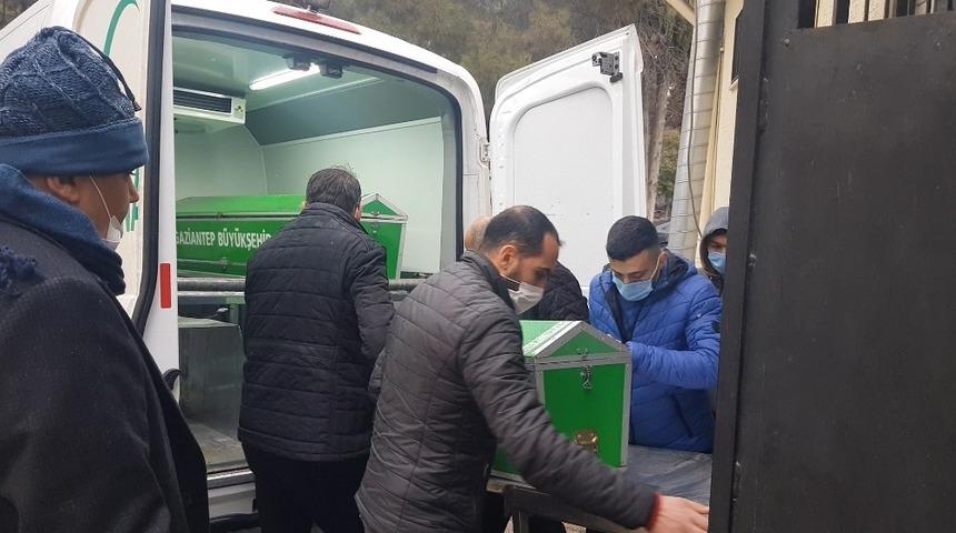 Gen&ccedil; kadının banyoda sır &ouml;l&uuml;m&uuml;