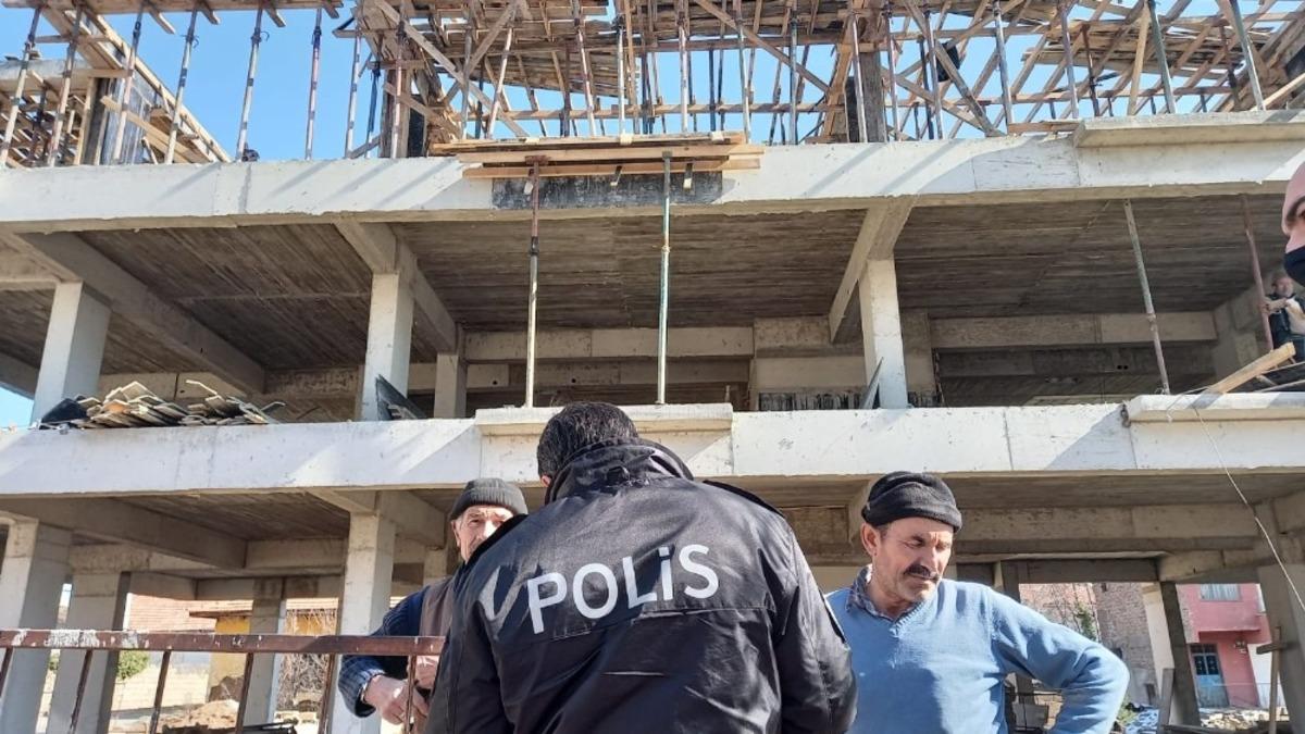 İnşaatın ikinci katından d&uuml;şen iş&ccedil;i yaralandı