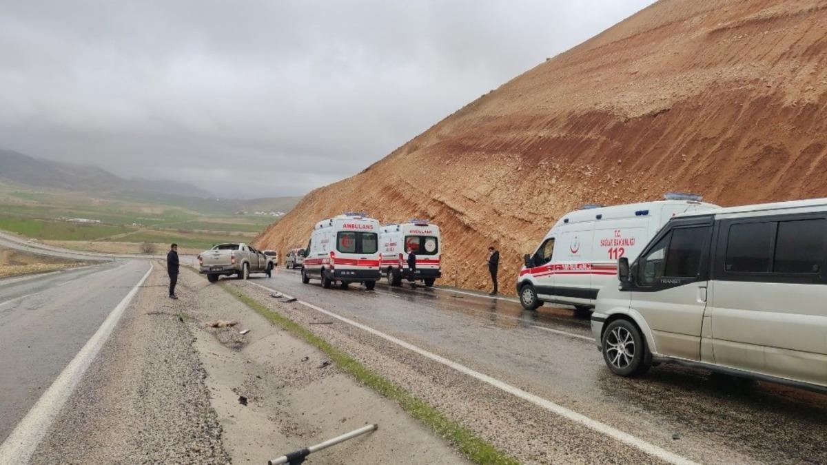 Şırnak&rsquo;ta korona vir&uuml;s salgınında kullanılan malzemeleri almaya giden sağlık personelleri kaza ge&ccedil;irdi: 4 yaralı