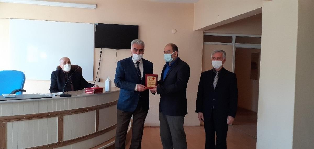 Emekli imamlara teşekk&uuml;r plaket