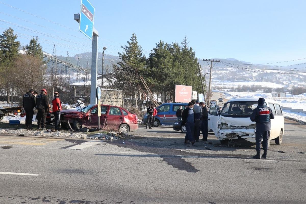 Minib&uuml;s ile otomobil kavşakta &ccedil;arpıştı: 2 yaralı