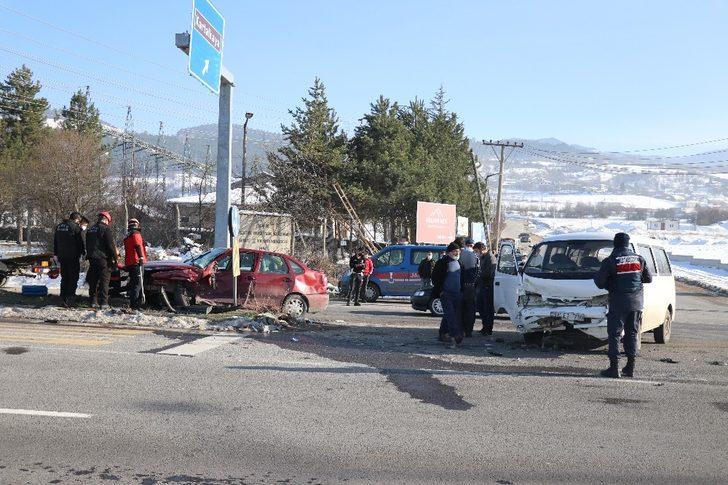 Minibüs ile otomobil kavşakta çarpıştı: 2 yaralı G1