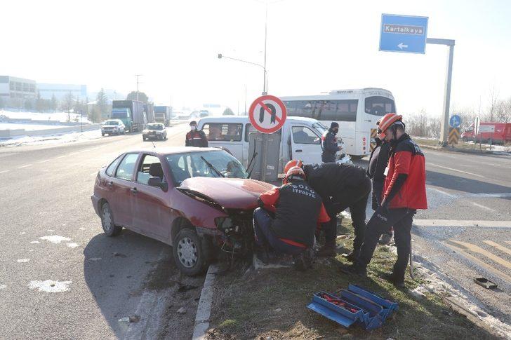 Minibüs ile otomobil kavşakta çarpıştı: 2 yaralı G2