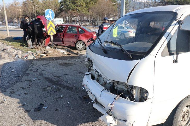 Minibüs ile otomobil kavşakta çarpıştı: 2 yaralı G3