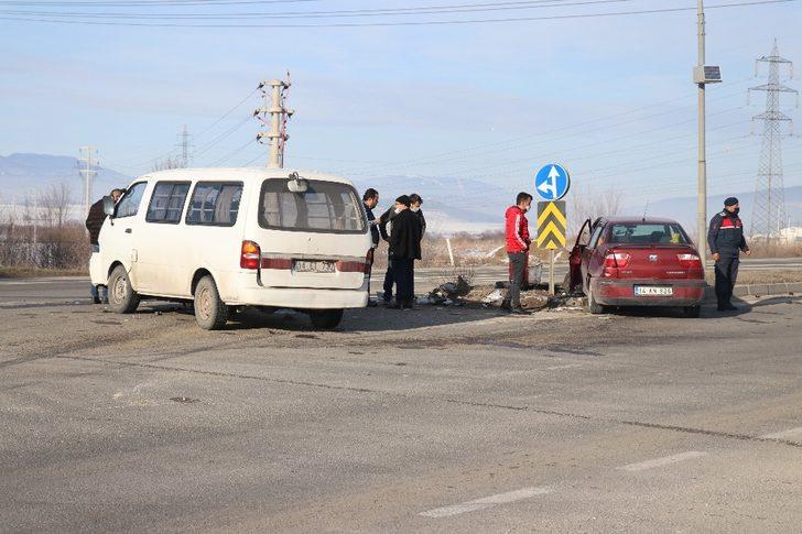 Minibüs ile otomobil kavşakta çarpıştı: 2 yaralı G4