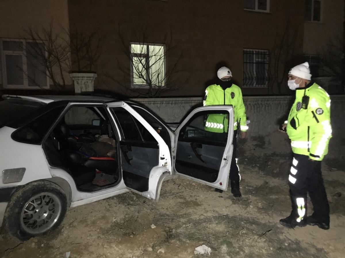 Duvara &ccedil;arpan otomobilin s&uuml;r&uuml;c&uuml;s&uuml; hayatını kaybetti