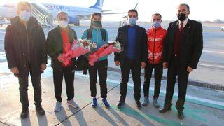 Türkiye rekortmeni İnce, çiçeklerle karşılandı