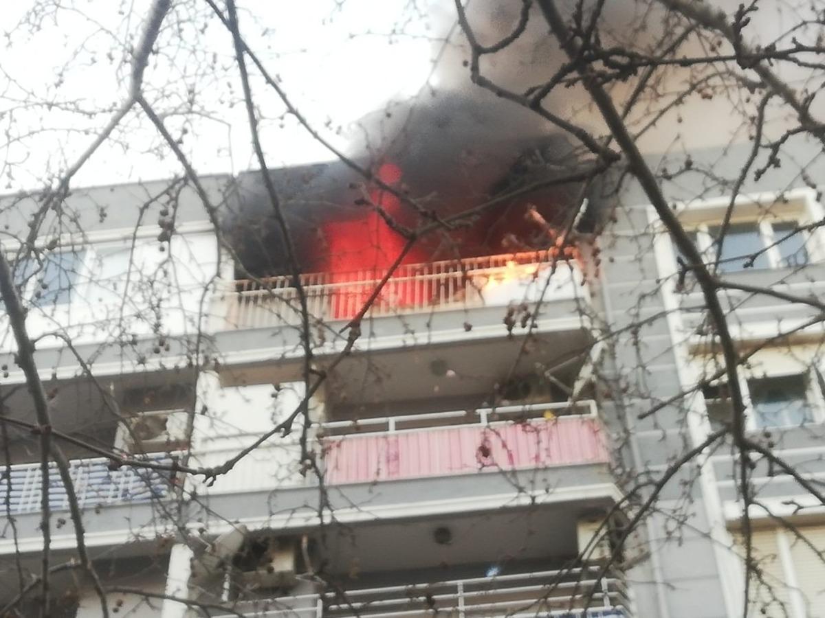 Bergama&rsquo;da 4. katta &ccedil;ıkan yangın korkuttu
