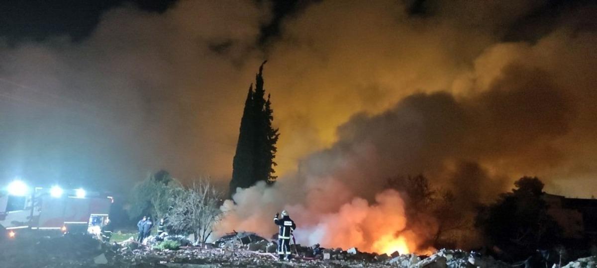 Antalya&rsquo;da katı atık yangınında g&ouml;ky&uuml;z&uuml; dumanla kaplandı