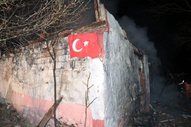 Amasya’da bağ evi yandı, Türk bayrağı zarar görmedi G3