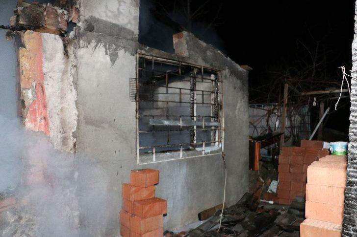 Amasya’da bağ evi yandı, Türk bayrağı zarar görmedi G4