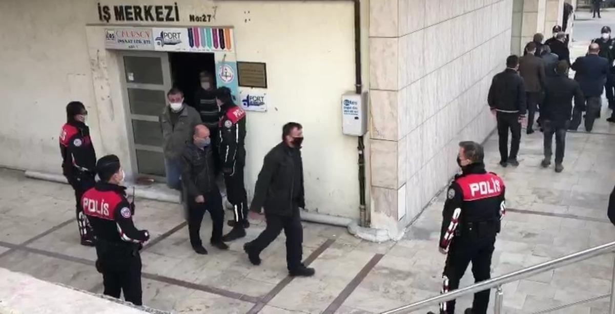 Kumarhaneye &ccedil;evrilen iş merkezinde 25 kişi su&ccedil;&uuml;st&uuml; yakalandı