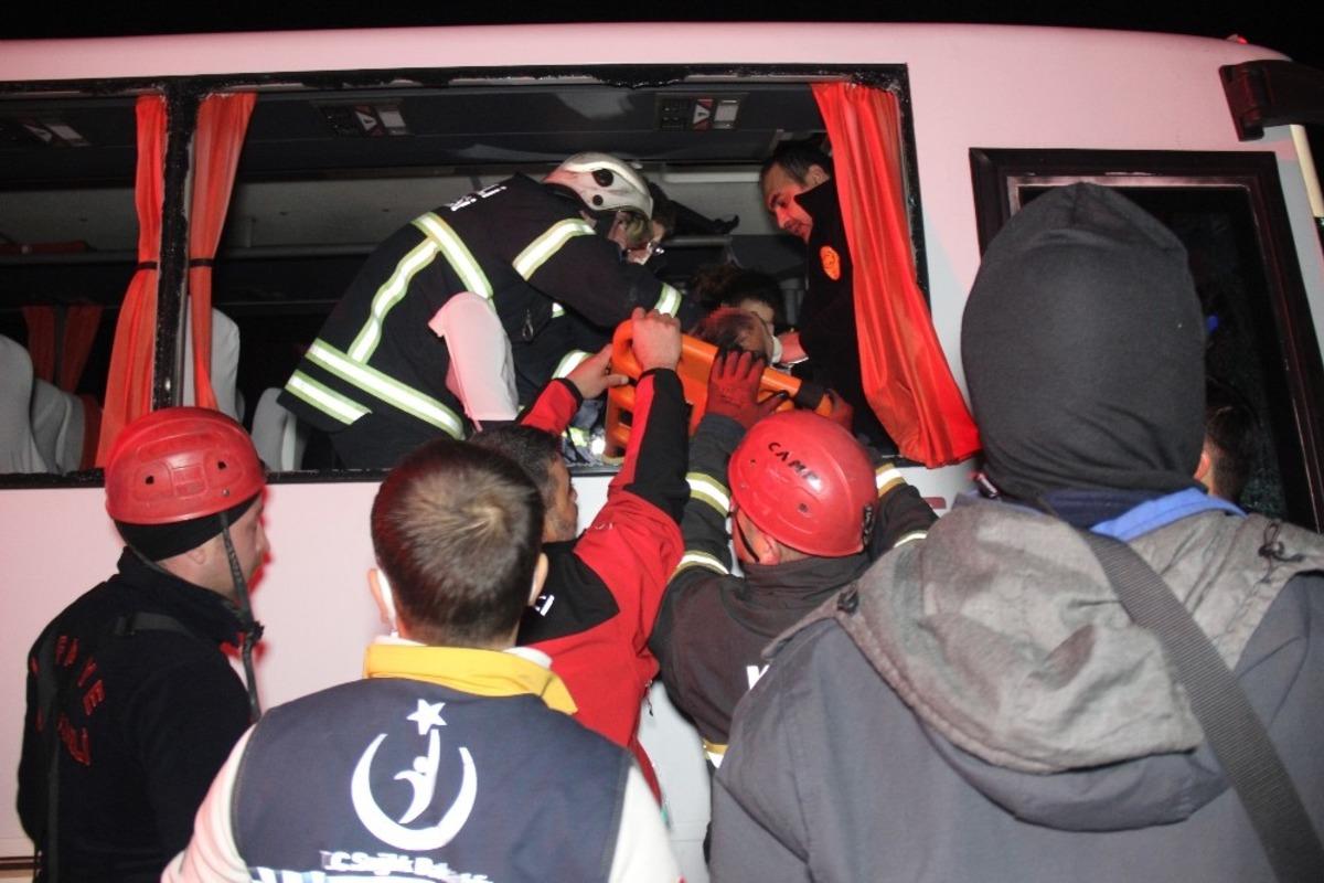D100&rsquo;de halk otob&uuml;s&uuml; tıra &ccedil;arptı: 6 yaralı