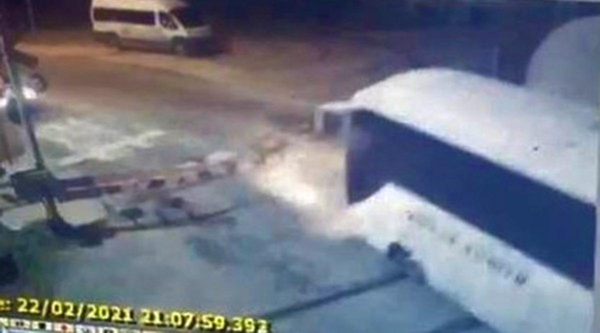 Manevra treni ge&ccedil;it kapalıyken raylardan ge&ccedil;mek isteyen iş&ccedil;i servisine &ccedil;arptı: 1 yaralı