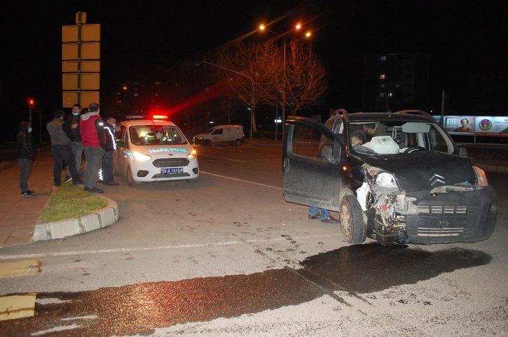 Kırmızı ışık ihlali kazaya neden oldu: 2 yaralı G1