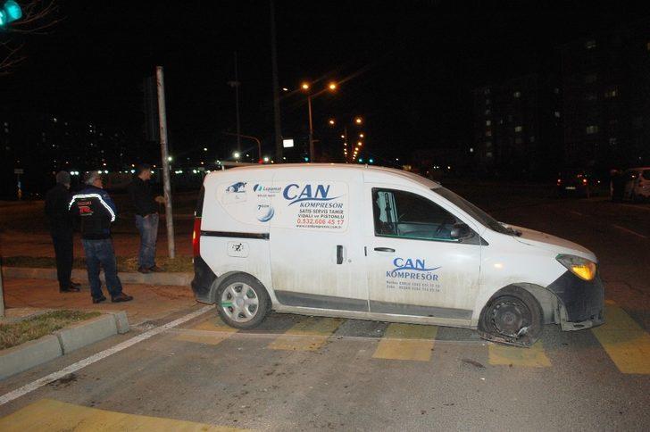 Kırmızı ışık ihlali kazaya neden oldu: 2 yaralı G4