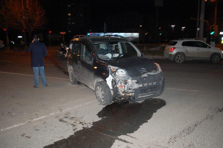 Kırmızı ışık ihlali kazaya neden oldu: 2 yaralı G5