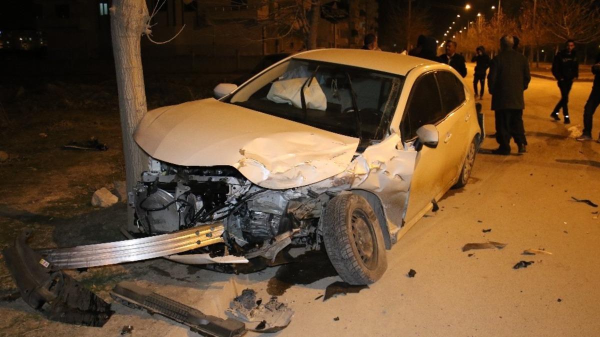Elazığ&rsquo;da  minib&uuml;s ile otomobili &ccedil;arpıştı: 5 yaralı