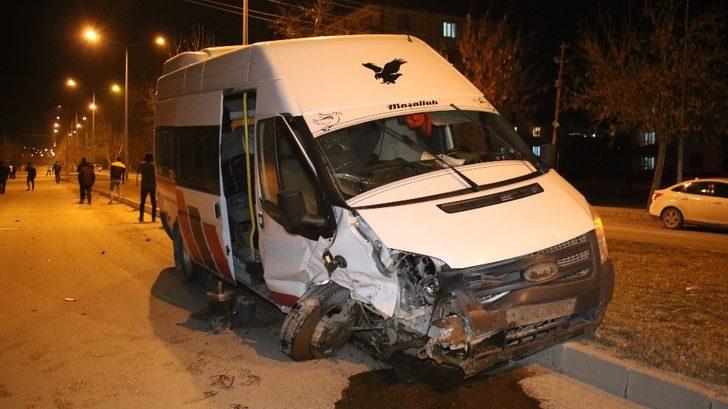 Elazığ’da  minibüs ile otomobili çarpıştı: 5 yaralı G2