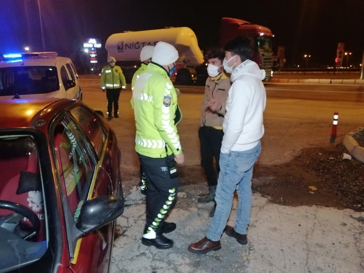 Ehliyetsiz alkoll&uuml; s&uuml;r&uuml;c&uuml; trafikten men ve plakasız ara&ccedil;la ka&ccedil;arken yakalandı