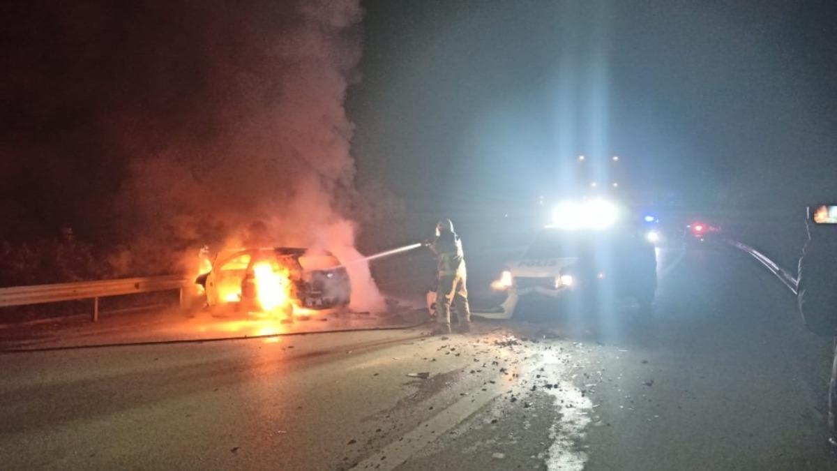 Bursa&rsquo;da polisten ka&ccedil;an ş&uuml;phelileri kenti birbirine kattı, ekip aracına ve bariyerlere &ccedil;arpan ara&ccedil; alev aldı