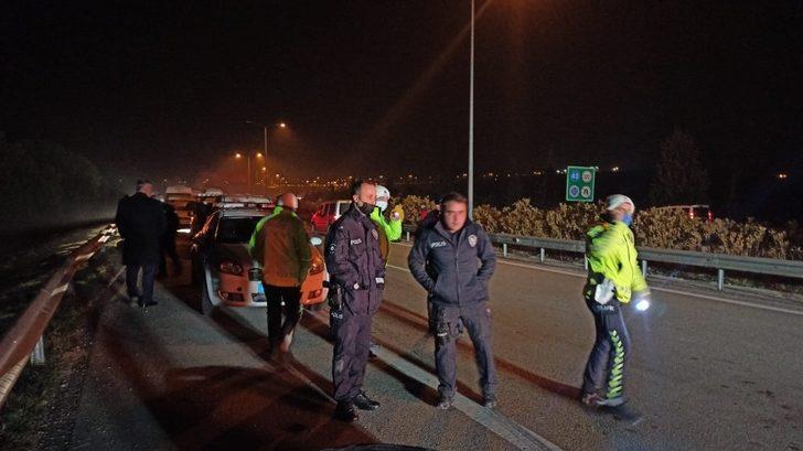 Bursa’da polisten kaçan şüphelileri kenti birbirine kattı, ekip aracına ve bariyerlere çarpan araç alev aldı G4