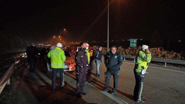 Bursa’da polisten kaçan şüphelileri kenti birbirine kattı, ekip aracına ve bariyerlere çarpan araç alev aldı G5