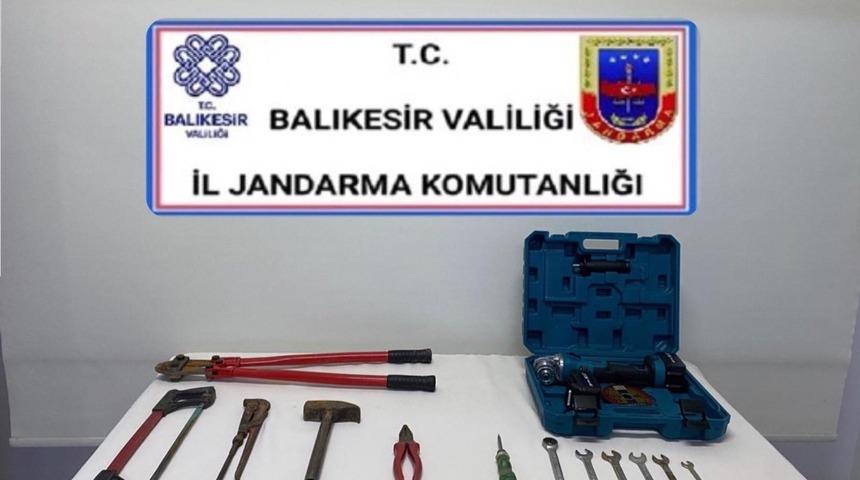 Jandarmadan kablo hırsızına su&ccedil;&uuml;st&uuml;